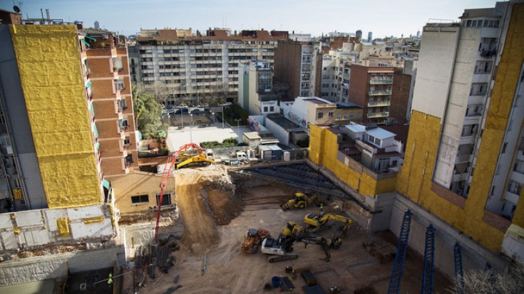 Colau impone la cesión de espacios y locales a cambio de licencias hoteleras