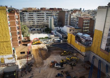 Colau impone la cesión de espacios y locales a cambio de licencias hoteleras