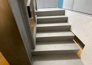 SUSTITUCIÓN DEL ACABADO VINÍLICO DE LAS ESCALERAS POR UNO NUEVO PORCELÁNICO