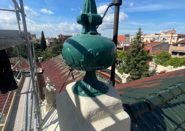 Reparación y restauración de cumbreras ornamentales de las cubiertas de una escuela modernista